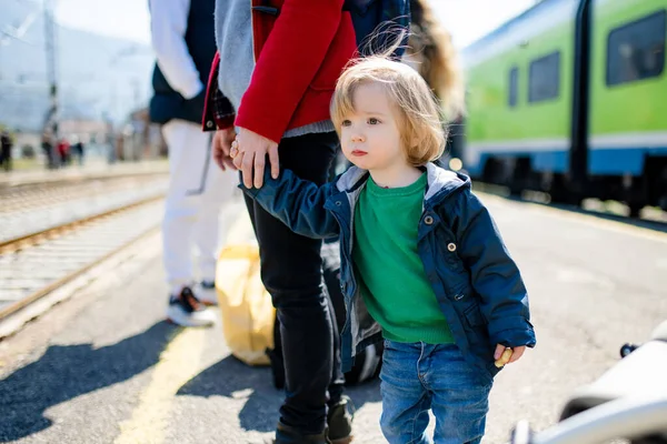 Jovem Mãe Seu Filho Mais Novo Uma Estação Ferroviária Mãe — Fotografia de Stock