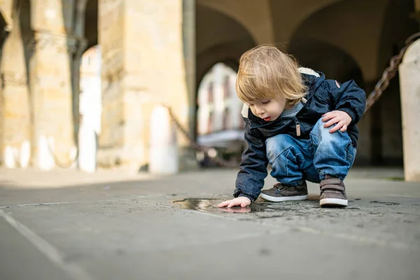 Słodki Chłopczyk Bawiący Się Kałuży Ulicy Bergamo Małe Dziecko Bawiące — Zdjęcie stockowe