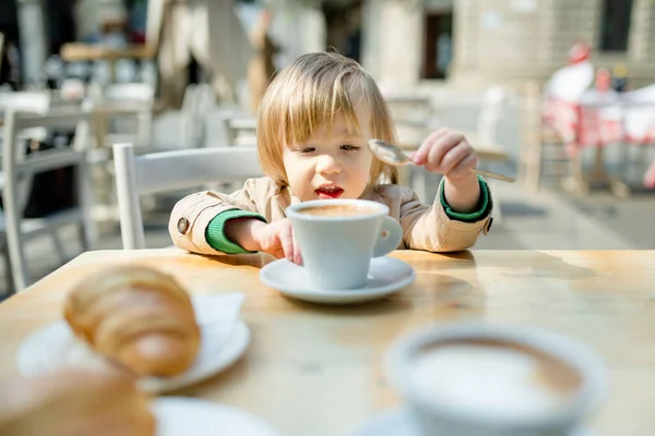 Cute Maluch Chłopiec Gorącej Czekolady Kawiarni Świeżym Powietrzu Małe Dziecko — Zdjęcie stockowe