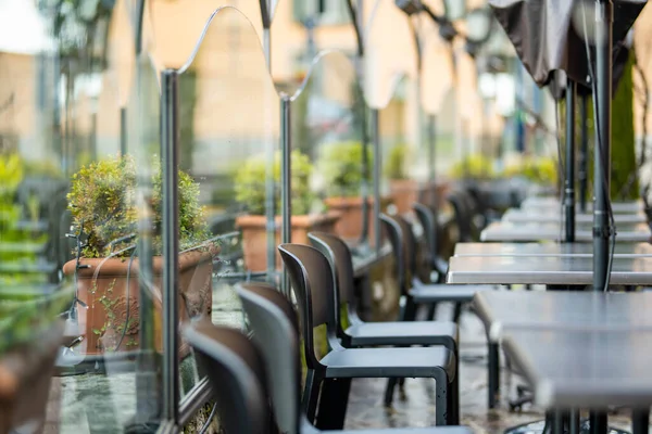 Mesas Restaurante Vacías Aire Libre Mojadas Después Una Lluvia Ciudad — Foto de Stock