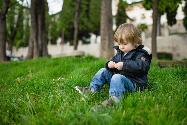 Милый Малыш Играющий Траве Бергамо Маленький Ребенок Весело Проводит Время — стоковое фото