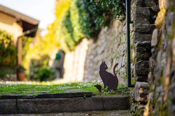 Decorative metal figurines of cat and mouse in Bellagio, one of the most picturesque towns on the shore of Lake Como. Charming location with typical Italian atmosphere. Bellagio, Lombardy, Italy.