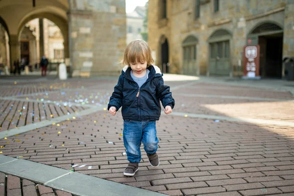Cute Toddler Boy Walking Street Bergamo Little Child Having Fun — Stock Photo, Image