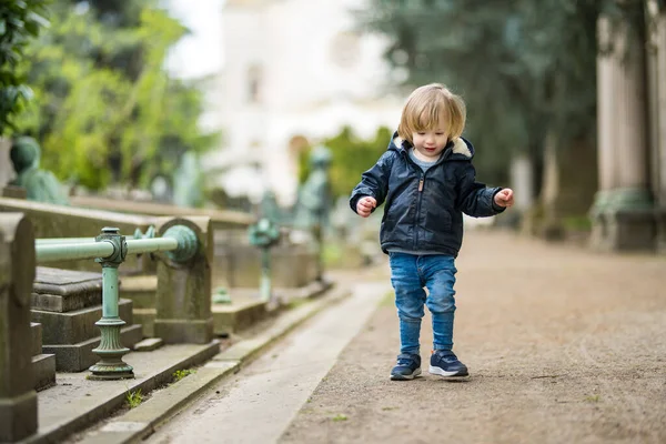 Liten Småpojke Besöker Cimitero Monumentale Milano Eller Monumental Kyrkogård Milano — Stockfoto