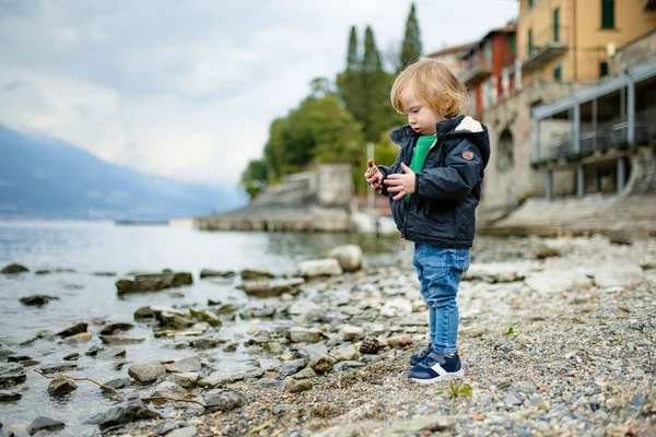 Netter Kleiner Junge Beim Spielen Mit Kieselsteinen Hafen Von Varenna — Stockfoto