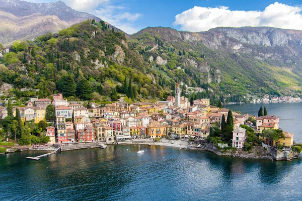 コモ湖の岸で最も絵のように美しい町の一つであるヴァレンナの美しい空中ウォーターフロントの街並み 典型的なイタリアの雰囲気と魅力的な場所 バレンナ ロンバルディア州 イタリア — ストック写真