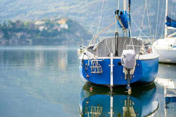 Kolorowy Jacht Zadokował Porcie Lecco Wiosną Malownicze Nabrzeże Lecco Położone — Zdjęcie stockowe