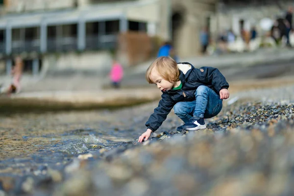Anak Laki Laki Yang Lucu Bermain Dengan Kerikil Pelabuhan Varenna — Stok Foto