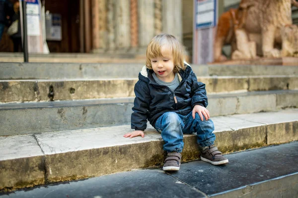 可爱的蹒跚学步的男孩走在Bergamo大街上 在Bergamo的上城区Citta Alta探险的小孩很开心 意大利伦巴第Bergamo — 图库照片