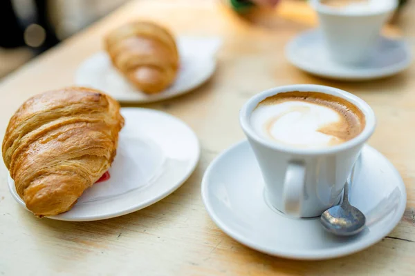 Fincan Kapuçino Kahve Ahşap Bir Masada Kruvasan Açık Kafede Sabah — Stok fotoğraf