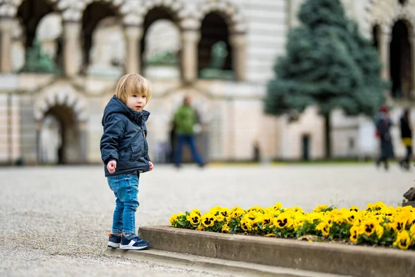 Маленький Мальчик Посещает Cimitero Monumentale Милан Монументальное Кладбище Милана Одно — стоковое фото
