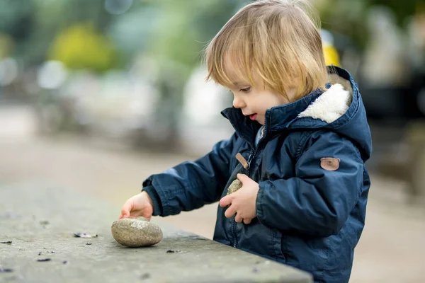 在Bergamo 一个可爱的蹒跚学步的男孩在玩石头和卵石 在Bergamo的上城区Citta Alta探险的小孩很开心 意大利伦巴第Bergamo — 图库照片