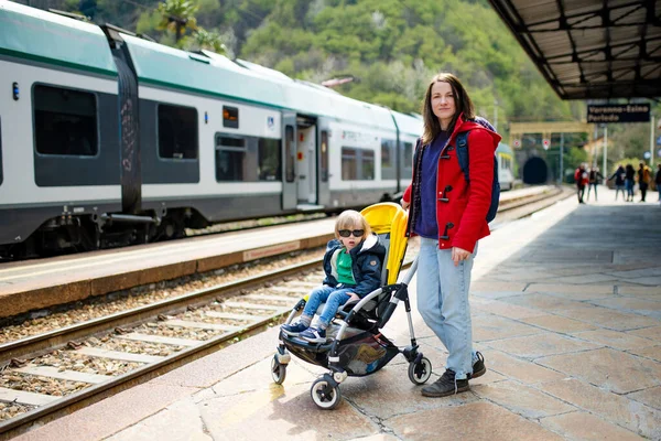 Madre Joven Hijo Pequeño Una Estación Tren Mamá Niño Pequeño —  Fotos de Stock