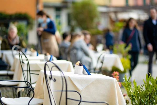 瓦伦纳是科莫湖畔最风景秀丽的城镇之一 这里的室外餐桌空荡荡 迷人的位置与典型的意大利氛围 Varenna Lombardy 意大利 — 图库照片