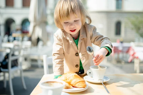 Милый Малыш Пьющий Горячий Шоколад Кафе Открытом Воздухе Маленький Ребенок — стоковое фото