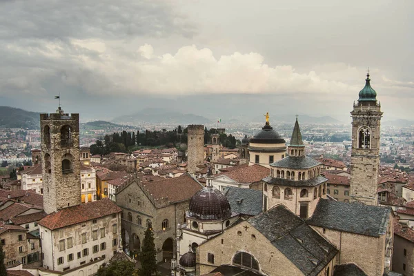 Milan Kuzeydoğusundaki Bergamo Şehrinin Bulutlu Bir Akşamda Manzarası Şehrin Üst — Stok fotoğraf