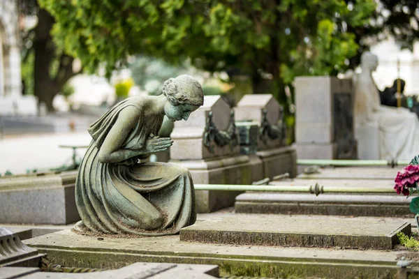 Působivé Sochy Hrobech Památkách Cimitero Monumentale Milano Nebo Monumentální Hřbitov — Stock fotografie