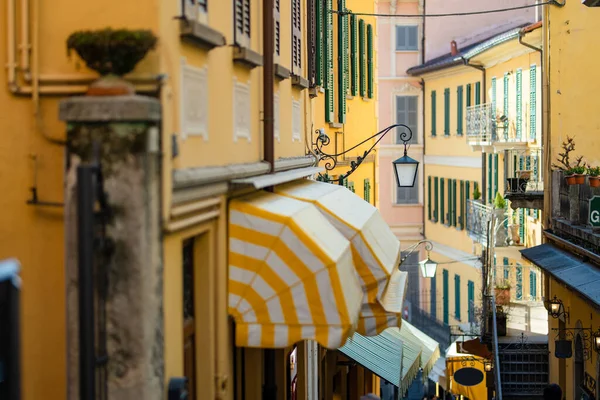 Narrow Street Full Shops Restaurants Bellagio One Most Picturesque Towns — Stock Photo, Image