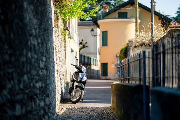 Trendi Motorkerékpár Parkolt Utcán Bellagio Egyik Legfestőibb Város Tengerparton Comói — Stock Fotó
