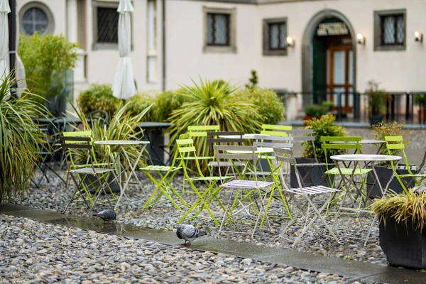 Puste Stoły Restauracji Świeżym Powietrzu Mokre Deszczu Mieście Bergamo Lombardia — Zdjęcie stockowe