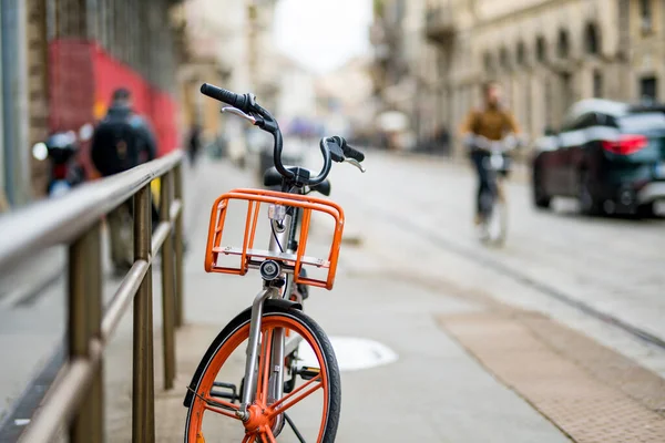Πορτοκαλί Ποδήλατο Παρκαρισμένο Στο Δρόμο Του Μιλάνου Εξερευνώντας Ένα Κέντρο — Φωτογραφία Αρχείου