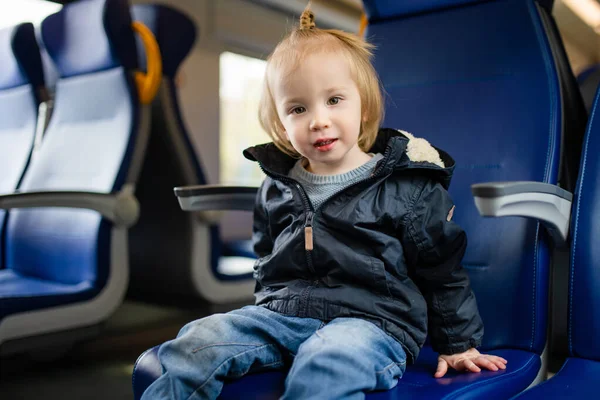 電車で旅行幼児の少年 小さな子供の家族の休暇に急行列車で窓のそばに座っている 鉄道の車の中の子供 小さな子供たちと休暇に行く — ストック写真