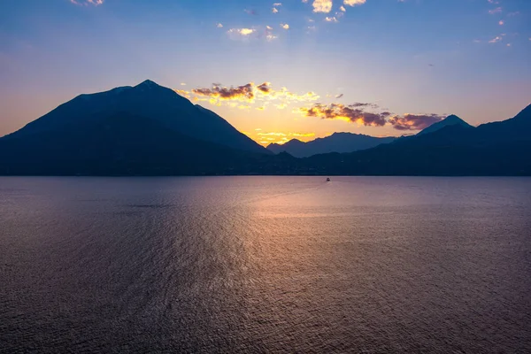 Mor Gün Batımında Ünlü Como Gölü Nün Güzel Hava Manzarası — Stok fotoğraf