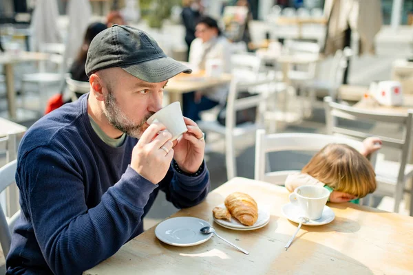 Młody Ojciec Pije Kawę Kawiarni Świeżym Powietrzu Maluch Spędza Czas — Zdjęcie stockowe