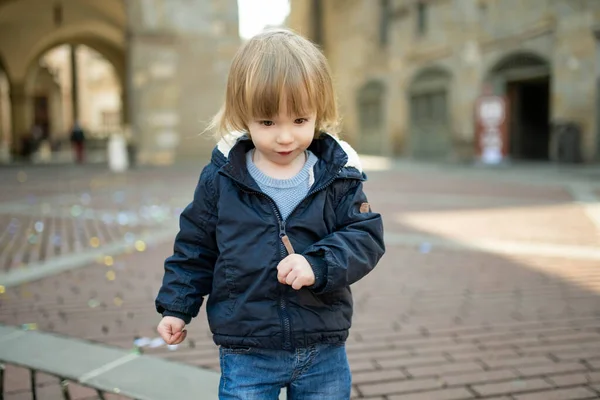 Aranyos Kisgyerek Sétál Bergamo Utcáin Kisgyermek Szórakozás Felfedezés Citta Alta — Stock Fotó