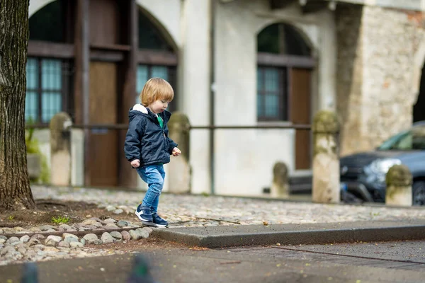 Słodki Chłopczyk Spacerujący Ulicą Bergamo Małe Dziecko Bawiące Się Zwiedzaniem — Zdjęcie stockowe