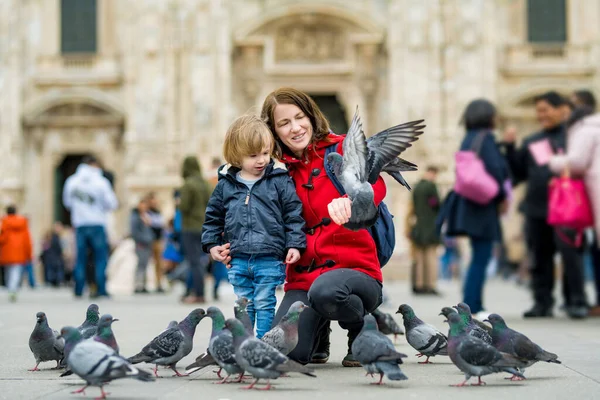 Młoda Matka Jej Synek Karmią Gołębie Placu Katedralnym Lub Piazza — Zdjęcie stockowe