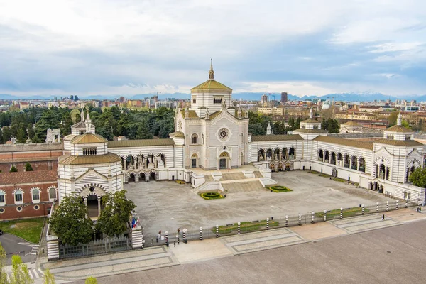 ミラノのCimitero Monumentale Milanoまたは最も注目すべきイタリア人の埋葬地であるミラノの記念墓地の空中ビューは 芸術的な墓や記念碑が豊富であることで知られています イタリア ミラノ — ストック写真