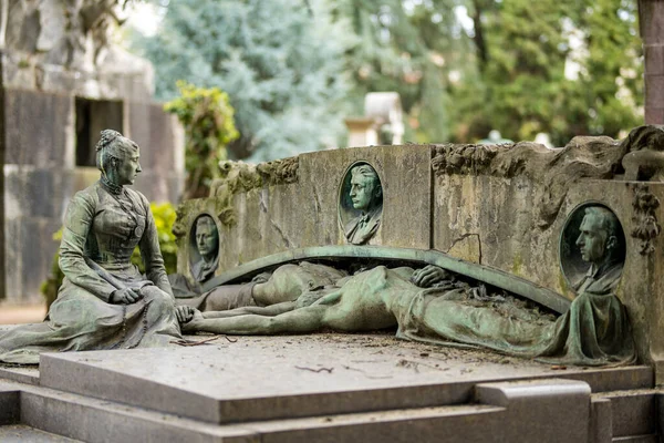 米兰纪念碑 Cimitero Monumentale Milano 或意大利最著名墓葬地米兰纪念碑 Monumental Cemetery Milan 的墓葬和纪念碑上雕刻的令人印象深刻的雕塑 意大利米兰 — 图库照片