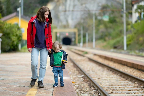 Mladá Matka Její Batole Syn Nádraží Máma Dítě Čekají Vlak — Stock fotografie