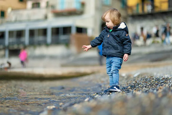 Хлопчик Малюк Грає Камінцями Гавані Варенна Одному Наймальовничіших Міст Березі — стокове фото
