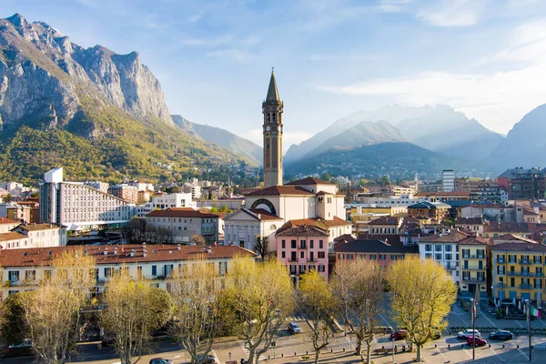 Sunny Aerial Cityscape Lecco Town Spring Morning Picturesque Waterfront Lecco — Stock Photo, Image