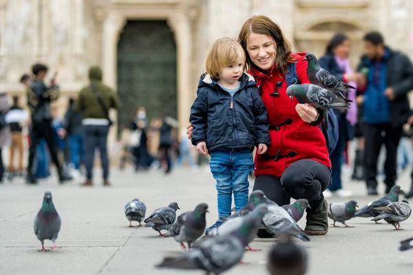 Jeune Mère Son Fils Nourrissant Les Pigeons Sur Place Cathédrale — Photo