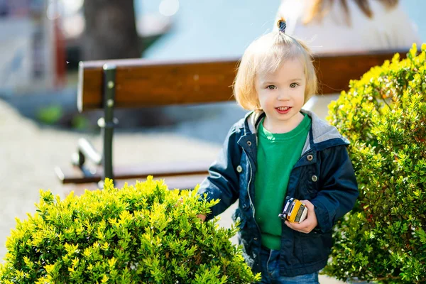 Söta Småbarn Pojke Som Har Roligt Att Utforska Bellagio Mest — Stockfoto