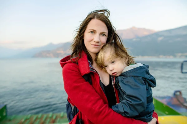 年轻的母亲和她蹒跚学步的儿子在渡船上 妈妈和小孩乘渡船在意大利的科莫湖上旅行 和小孩一起去度假 — 图库照片
