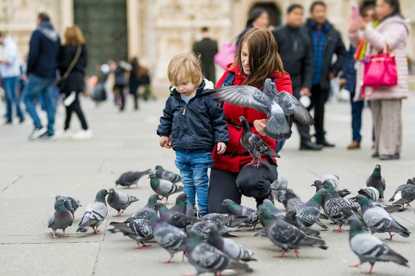Jovem Mãe Seu Filho Criança Alimentando Pombos Praça Catedral Piazza — Fotografia de Stock