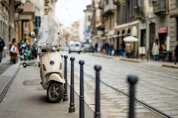 摩托车停放在米兰市中心 探索意大利北部伦巴第地区的大都市 在欧洲度假 意大利伦巴第米兰 — 图库照片