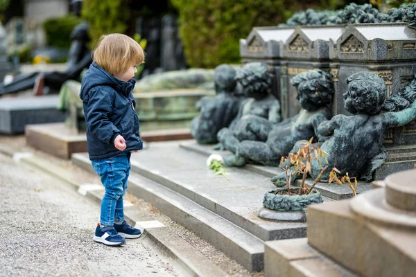 Malý Batole Chlapec Navštíví Cimitero Monumentale Milano Nebo Monumentální Hřbitov — Stock fotografie