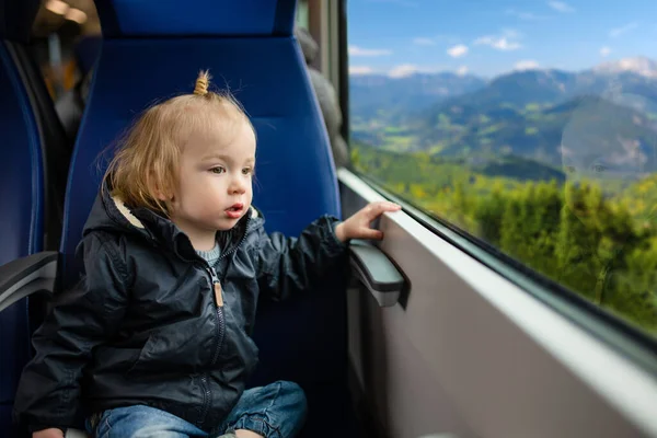 Хлопчик Тоддлер Подорожує Поїздом Маленька Дитина Сидить Біля Вікна Експрес — стокове фото