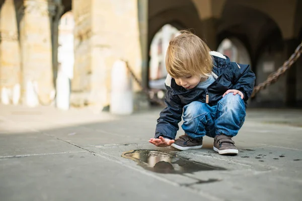 可爱的蹒跚学步的男孩在Bergamo街上的水坑里玩耍 在Bergamo的上城区Citta Alta探险的小孩很开心 意大利伦巴第Bergamo — 图库照片