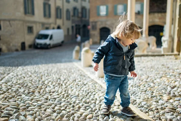 かわいい幼児の男の子ベルガモの通りを歩いている ベルガモの上部地区のシッタ アルタで楽しい探検をしている小さな子供 ベルガモ ロンバルディア イタリア — ストック写真