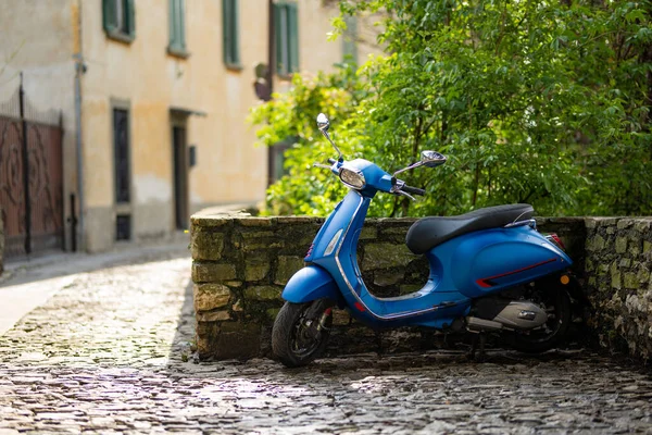 时尚摩托车停在城市的上区Citta Alta的Bergamo街上 被鹅卵石街道所认识 并被威尼斯城墙环绕 意大利伦巴第Bergamo — 图库照片