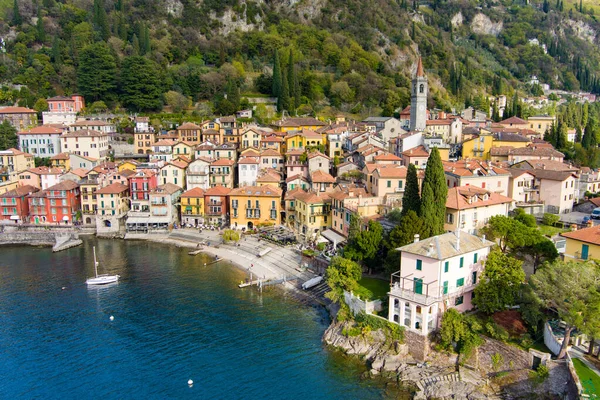 コモ湖の岸で最も絵のように美しい町の一つであるヴァレンナの美しい空中ウォーターフロントの街並み 典型的なイタリアの雰囲気と魅力的な場所 バレンナ ロンバルディア州 イタリア — ストック写真