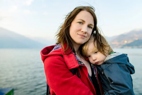 年轻的母亲和她蹒跚学步的儿子在渡船上 妈妈和小孩乘渡船在意大利的科莫湖上旅行 和小孩一起去度假 — 图库照片