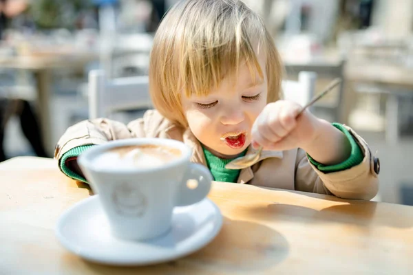 可爱的幼儿男孩在户外咖啡馆里吃热巧克力 在莱科 小孩子在阳光灿烂的阳台上喝着热饮料 和孩子们一起在科莫湖度假 Lecco Lombardy Italy — 图库照片