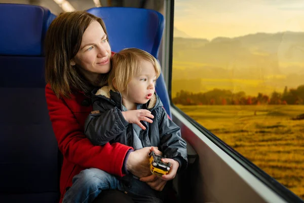 Joven Madre Hijo Viajan Tren Mamá Niño Pequeño Sentados Junto — Foto de Stock